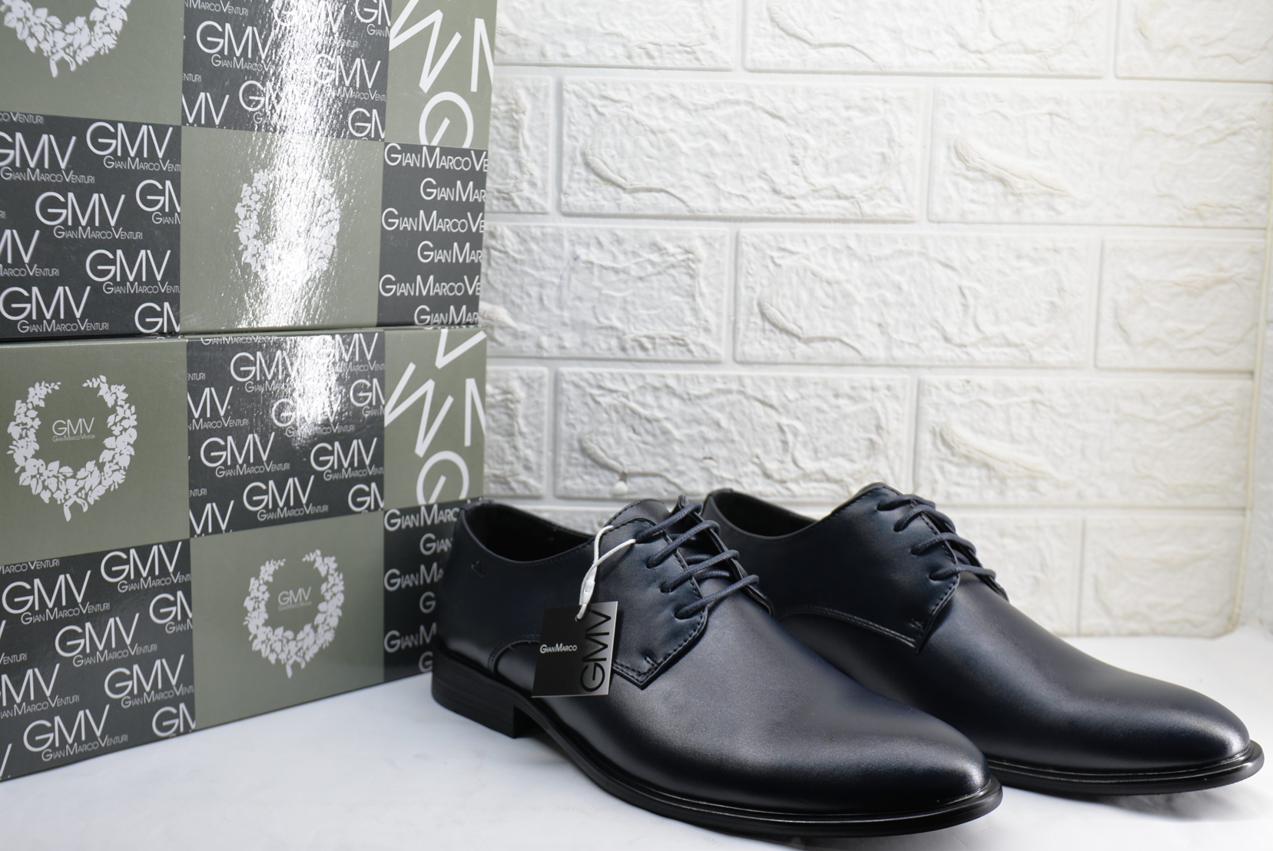 Scarpe eleganti con lacci