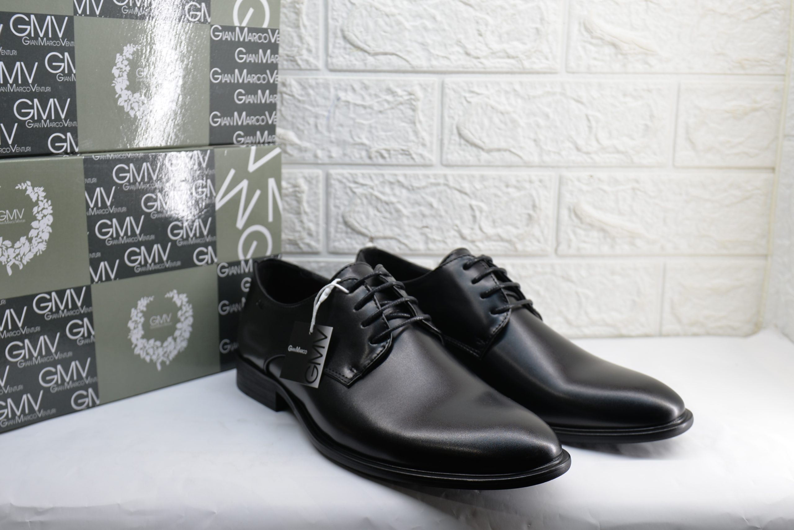 Scarpe eleganti con lacci