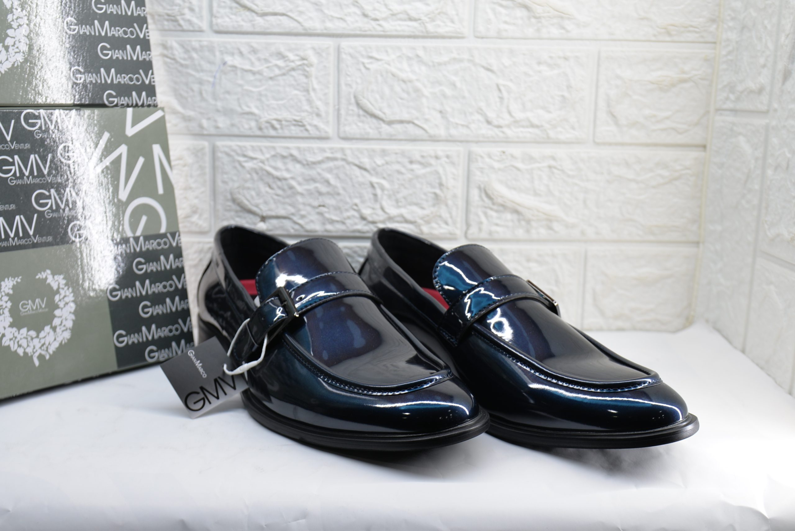 Mocassino elegante con fibbia blu