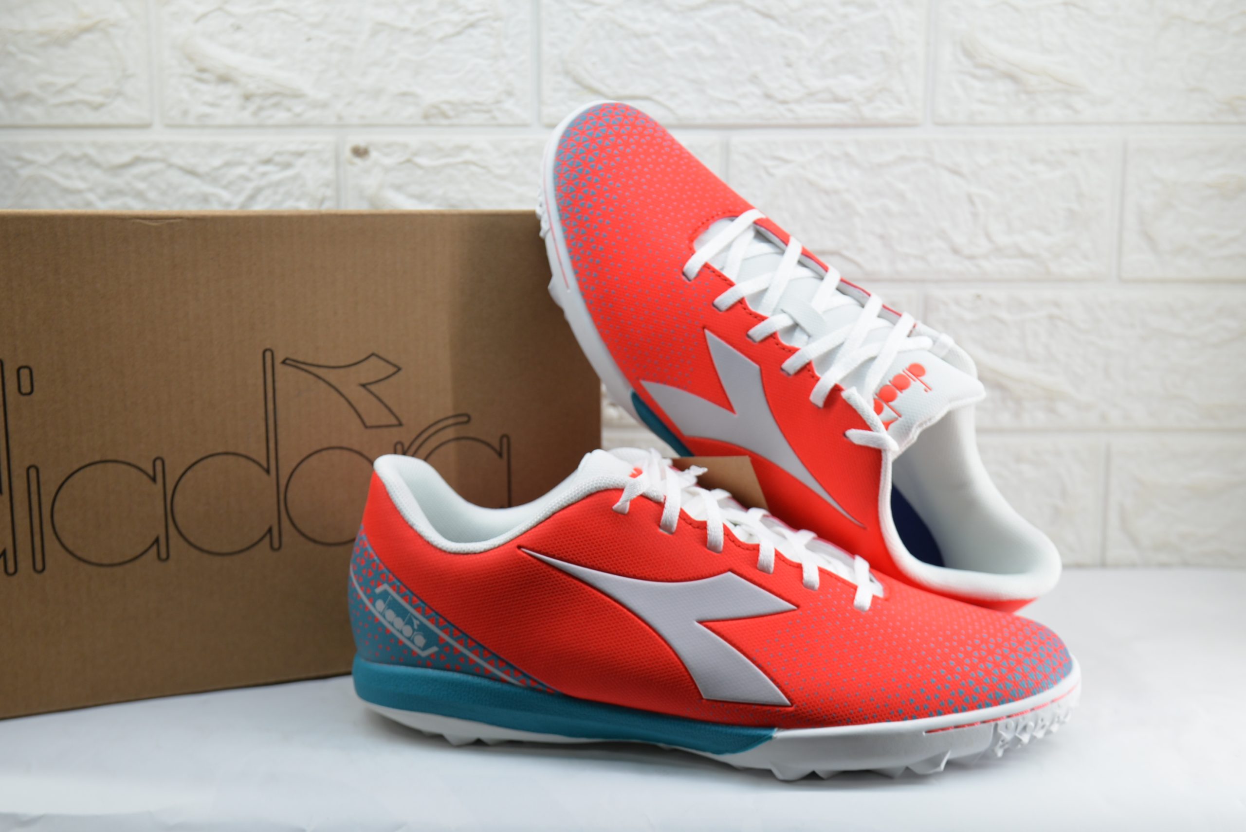 Scarpa da calcetto fluo red