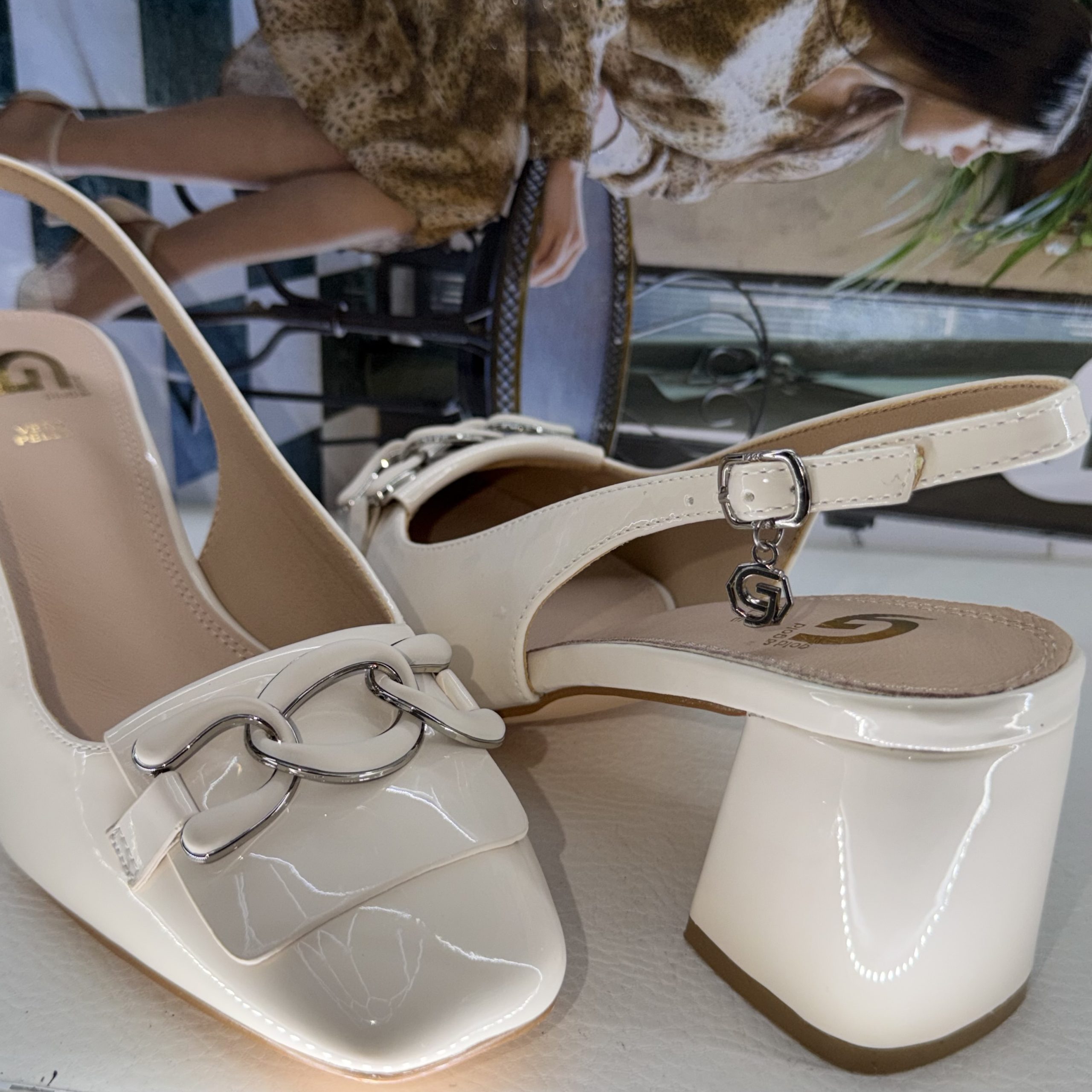 Décolleté Slingback Gold & Gold in Vernice Panna con Tacco Medio Largo. - immagine 3