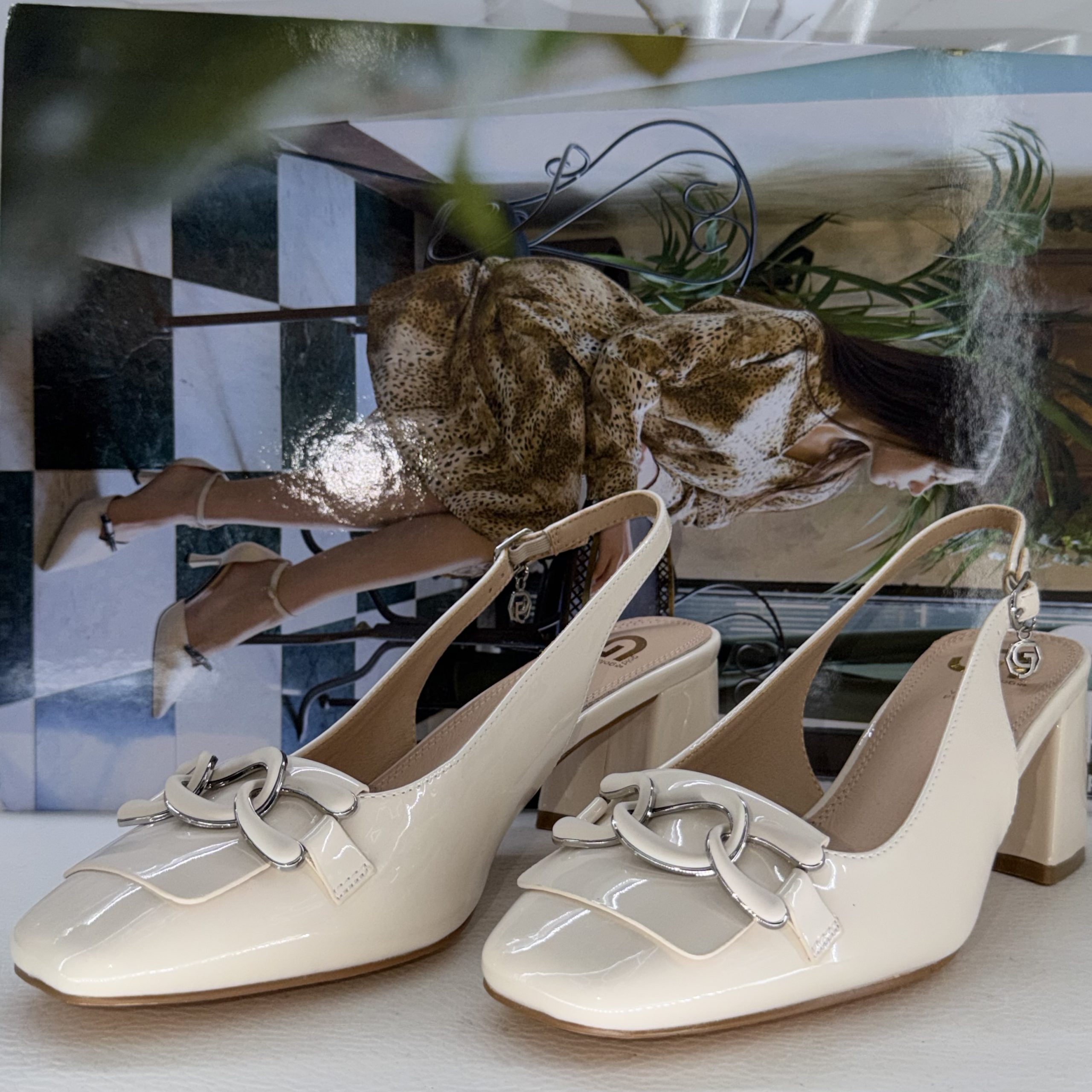 Décolleté Slingback Gold & Gold in Vernice Panna con Tacco Medio Largo. - immagine 5