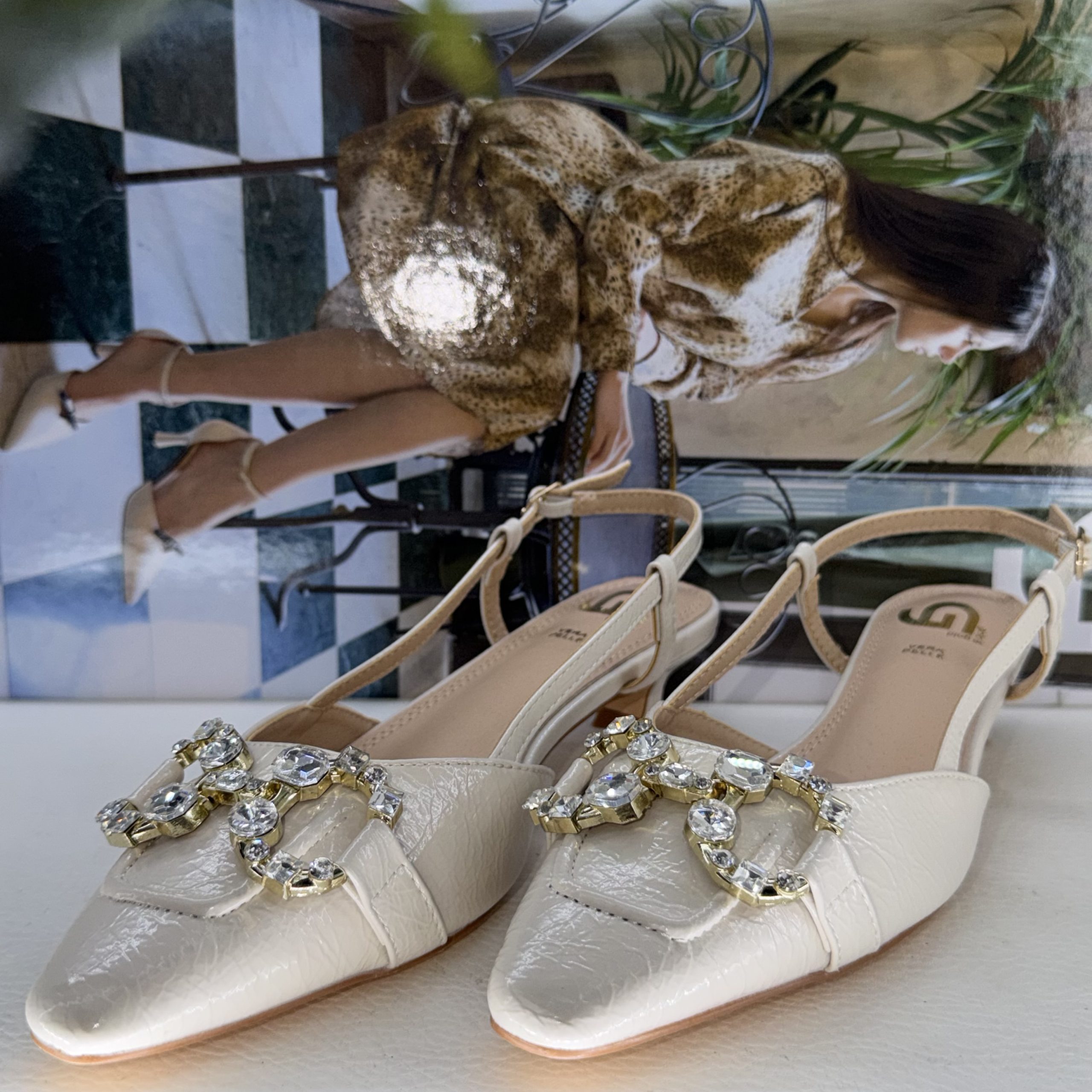 Décolleté Slingback Gold & Gold in Vernice Panna con Punta e Tacco Basso - immagine 2