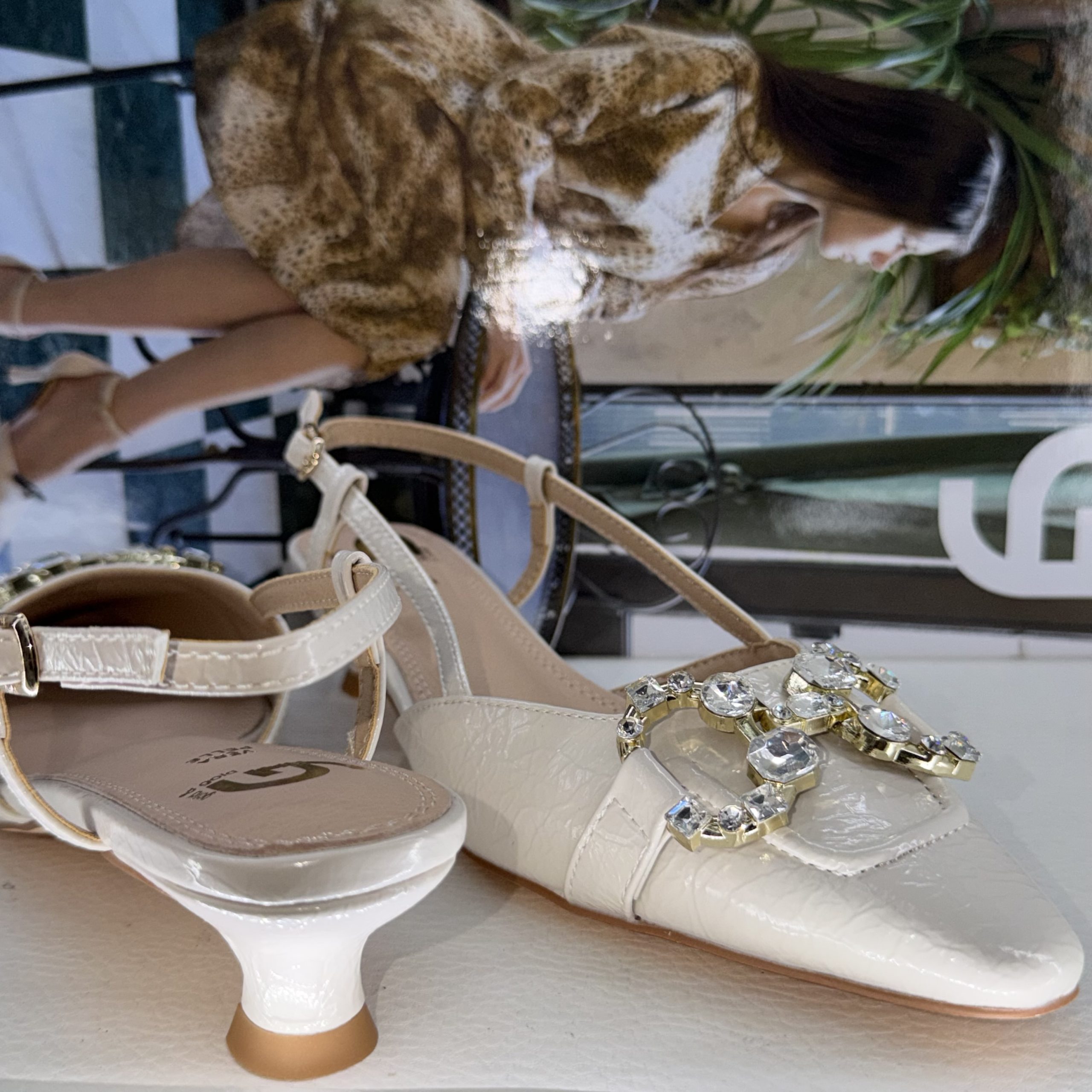 Décolleté Slingback Gold & Gold in Vernice Panna con Punta e Tacco Basso - immagine 3