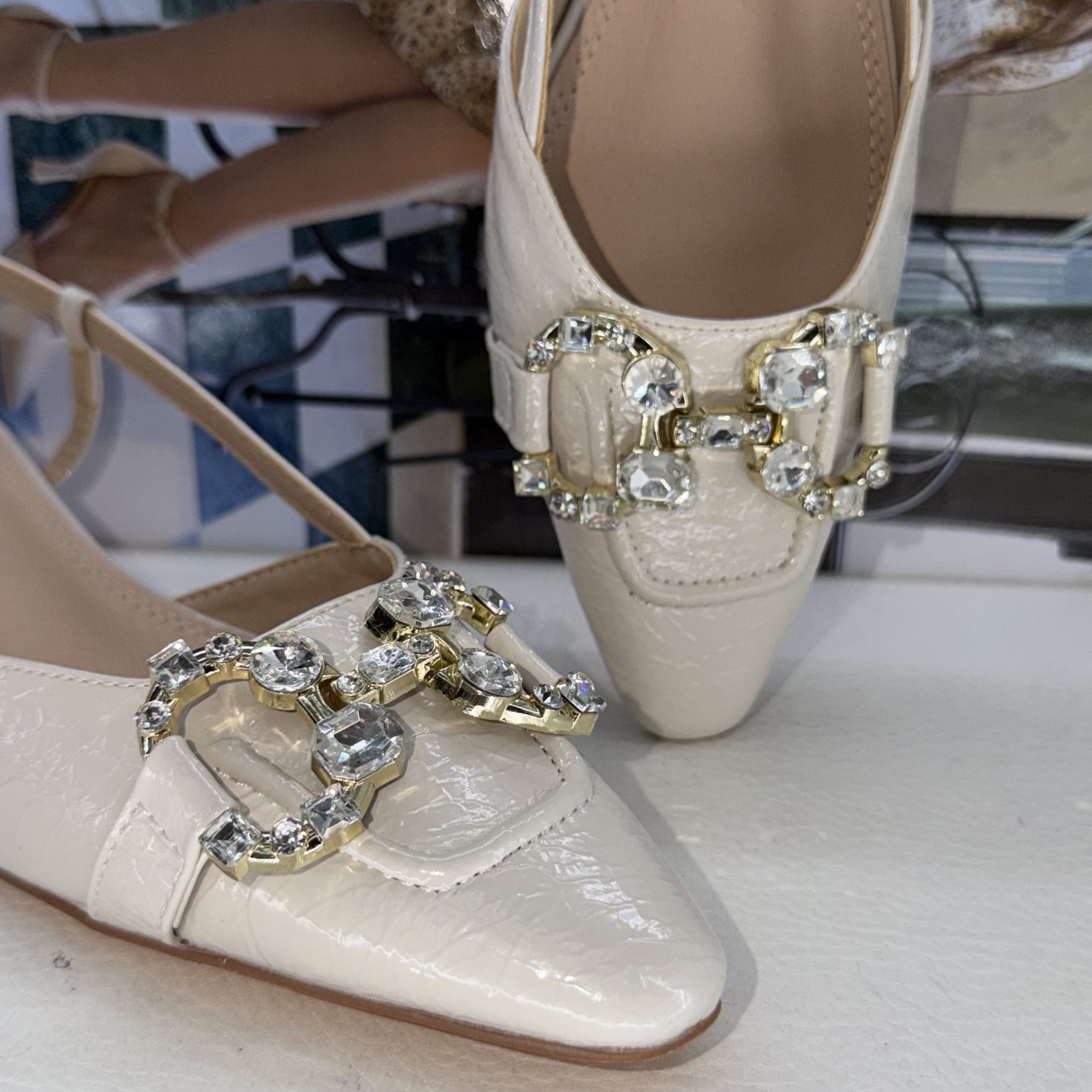 Décolleté Slingback Gold & Gold in Vernice Panna con Punta e Tacco Basso - immagine 6