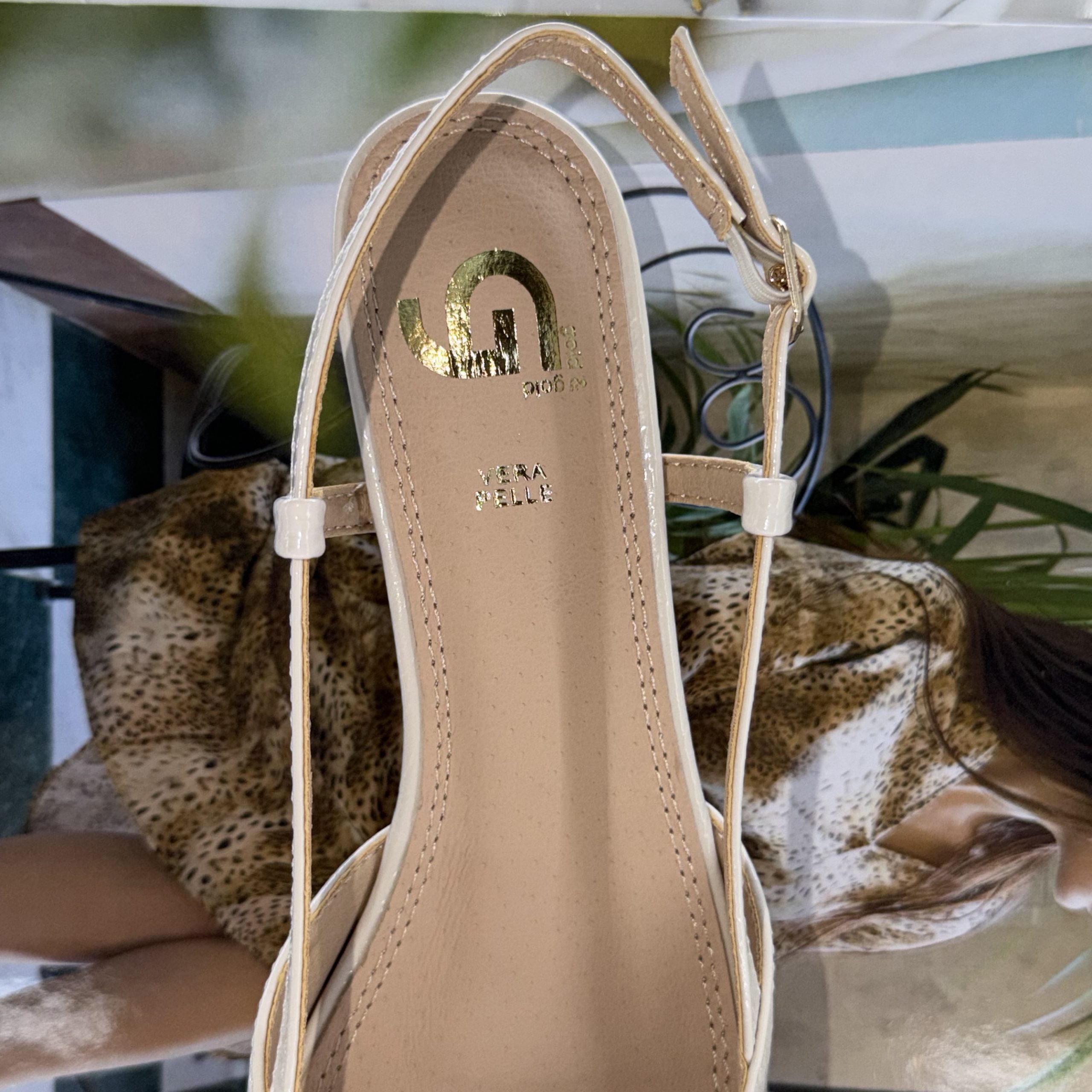 Décolleté Slingback Gold & Gold in Vernice Panna con Punta e Tacco Basso - immagine 5