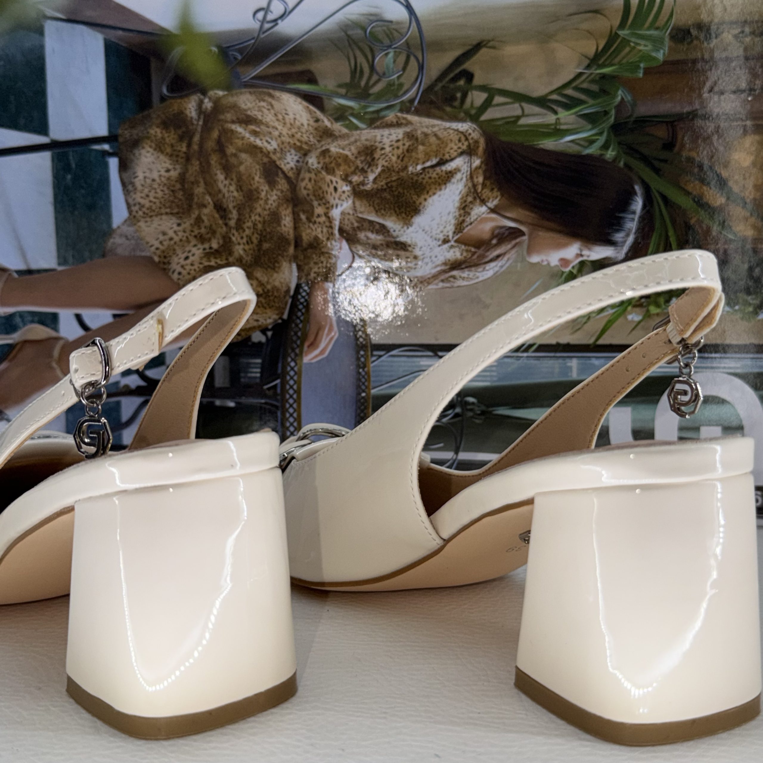 Décolleté Slingback Gold & Gold in Vernice Panna con Tacco Medio Largo. - immagine 2