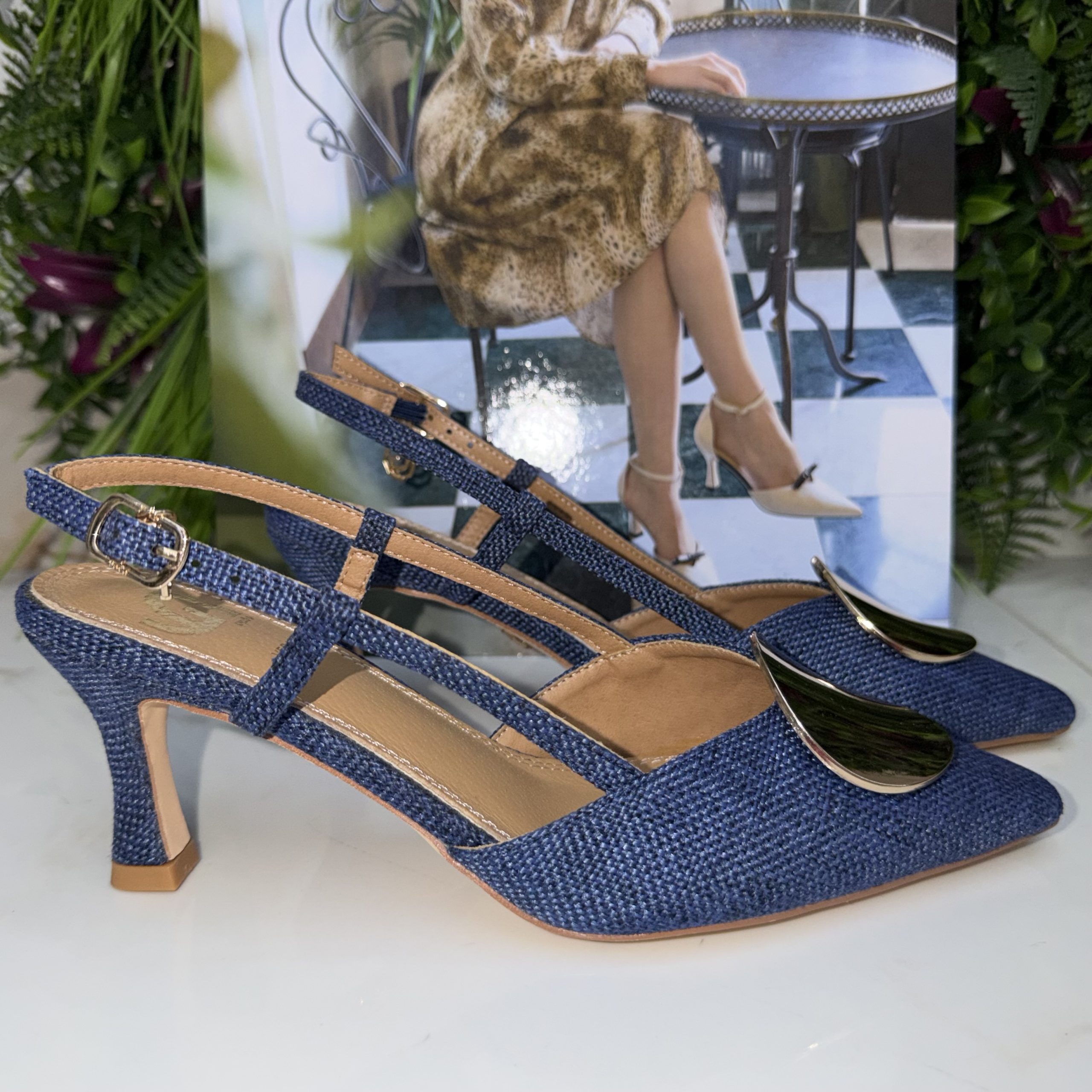 Slingback Blu Effetto Intrecciato con Dettaglio Oro e Punta Affusolata