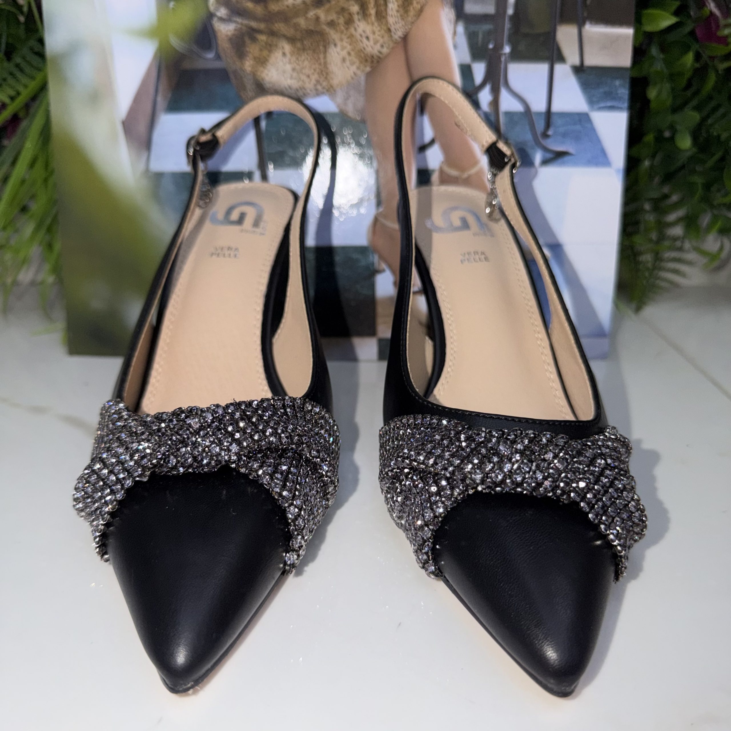 Décolleté slingback nere con fascia di strass e tacco medio elegante - immagine 3